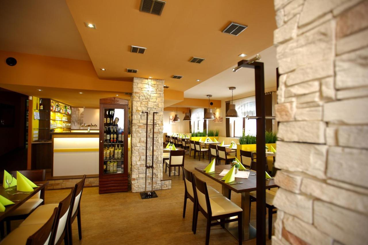 Hotel Classic Novy Bydzov Exterior photo